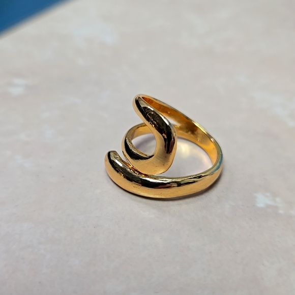 Simple Gold Tone Fashion Ring Size 6 - Picture 4 of 10